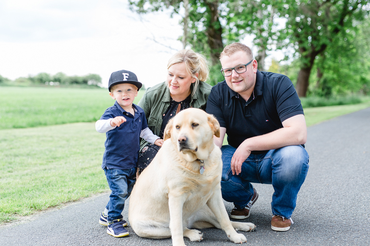 Familienshooting Hund Familie Kind Fotos Familienshooting